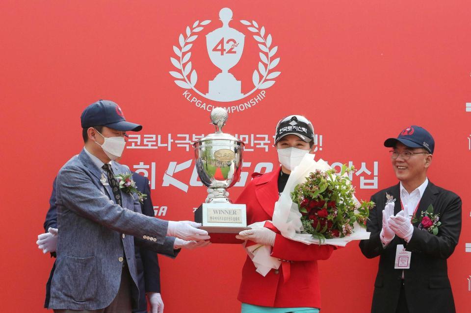 　ゴルフの韓国女子プロ選手権で優勝し、マスク姿でトロフィーを受け取る朴ヒョンギョン（ＡＰ＝共同）