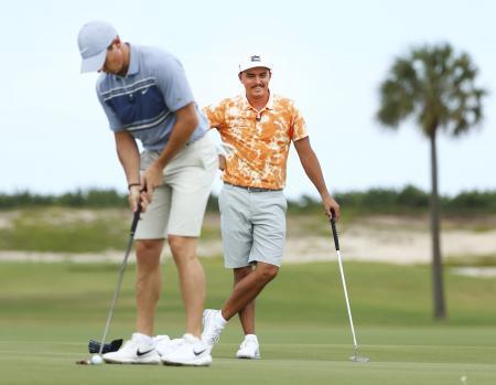 　新型コロナ対策支援の慈善ゴルフに出場したロリー・マキロイ（左）とリッキー・ファウラー＝１７日、米フロリダ州（ゲッティ＝共同）