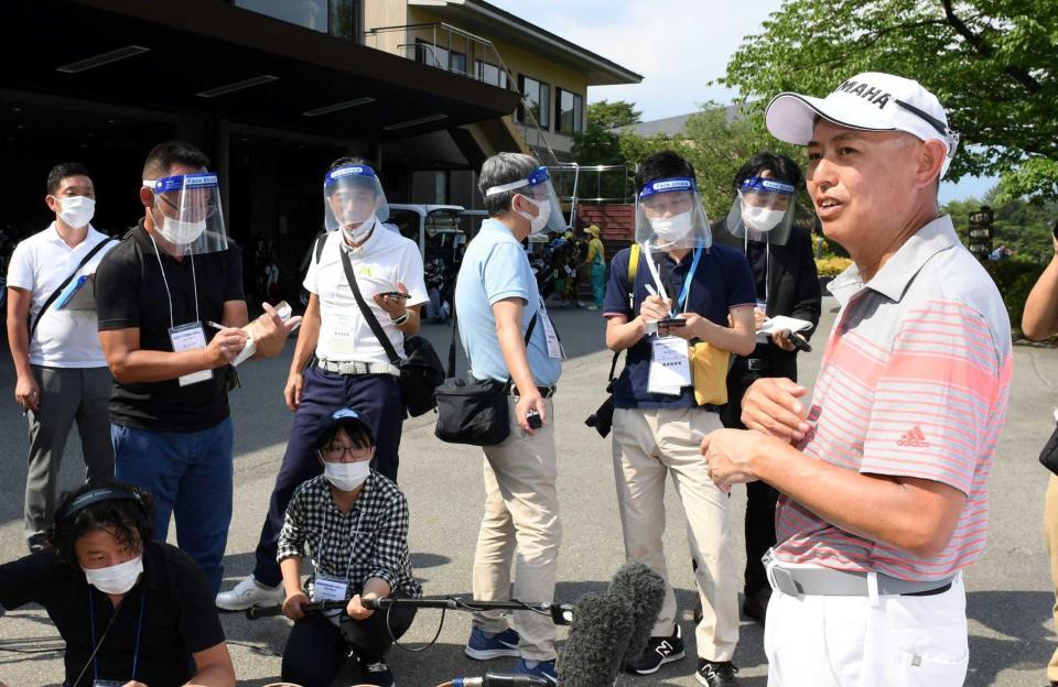 　初日ホールアウト後、取材に応じる谷口徹