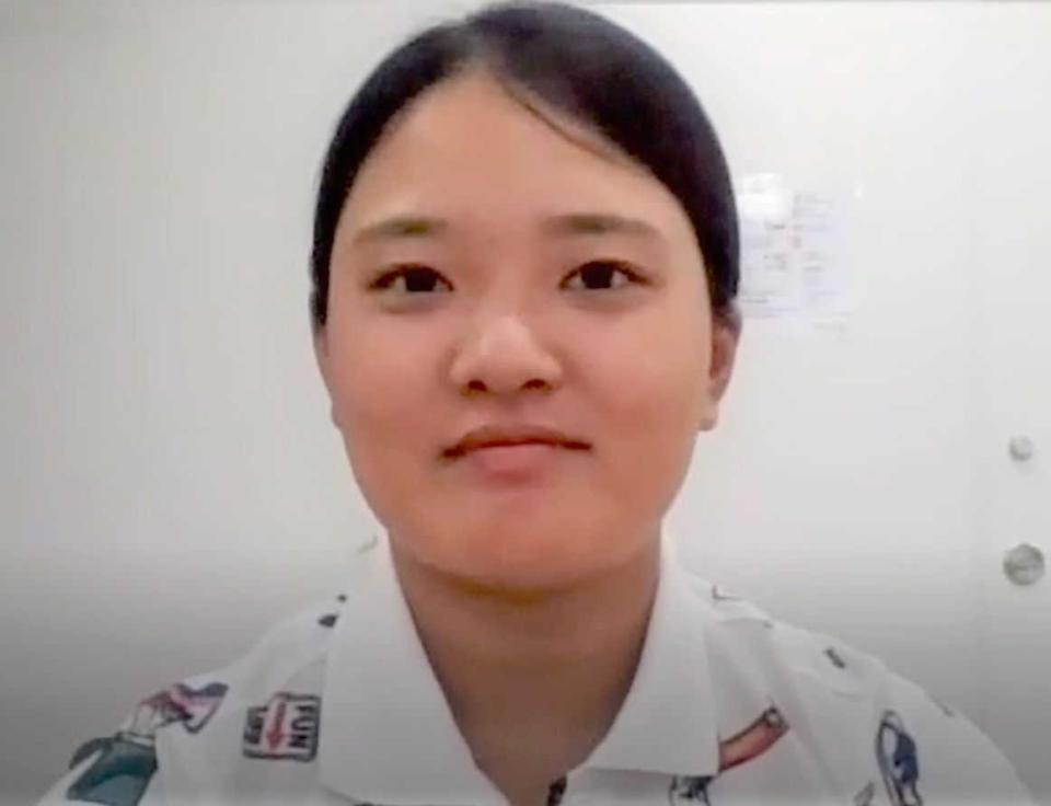 　リモート会見に臨む鈴木愛