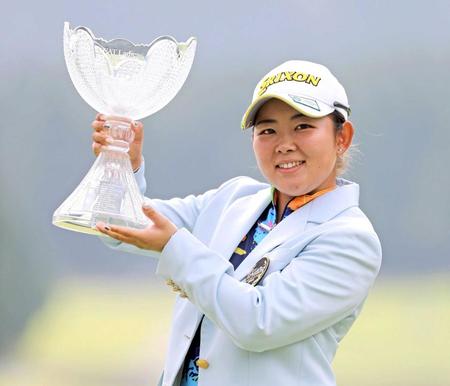 　ツアー初優勝を果たし、トロフィーを手に笑顔の浅井咲希＝１９年８月２５日