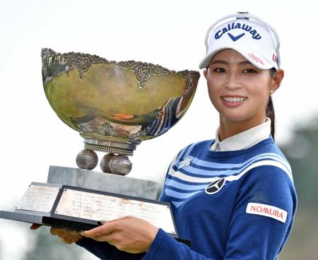 　笑顔で優勝カップを持つ柏原明日架＝１９年９月２９日