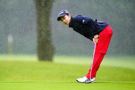 　９番、パットの後、ボールを見つめる安田祐香（Ｇｅｔｔｙ　Ｉｍａｇｅｓ／ＪＬＰＧＡ提供）