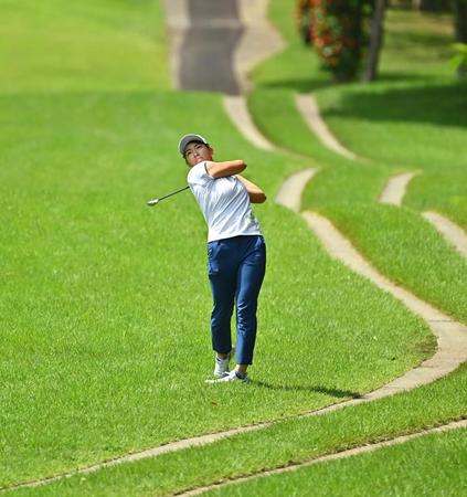 １６番、セカンドショットを放つ渋野日向子（Ｇｅｔｔｙ　Ｉｍａｇｅｓ／ＪＬＰＧＡ提供）