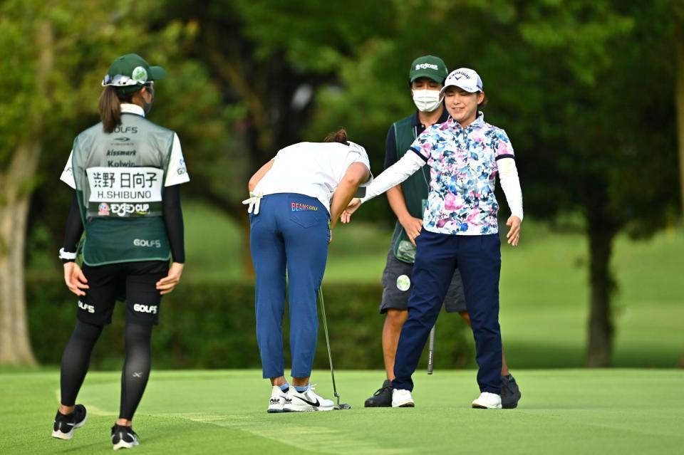 ホールアウトし、横峯さくら（右）に深々と頭を下げる渋野日向子（Ｇｅｔｔｙ　Ｉｍａｇｅｓ／ＪＬＰＧＡ提供）