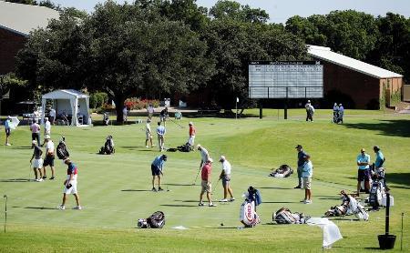 　米男子ゴルフツアー再開に備え、会場で練習する選手たち＝９日、米テキサス州フォートワース（ＡＰ＝共同）