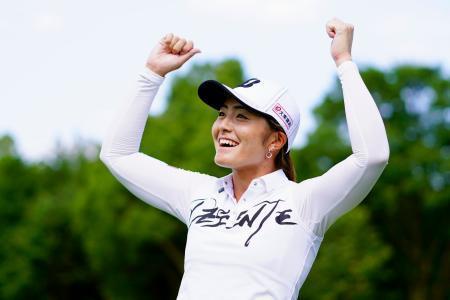 女子ゴルフ、２６歳渡辺が４勝目５季ぶり、鈴木とのＰＯ制す