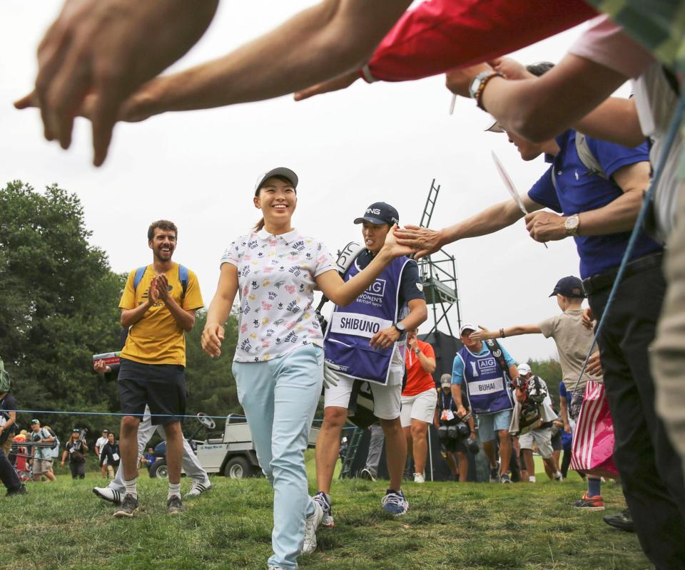 　１９年８月のＡＩＧ全英女子オープン最終ラウンドで、ファンの声援に手を出して応える渋野日向子