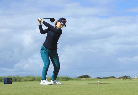 　１５番でティーショットを放つ上田桃子（Ｒ＆Ａ提供・ゲッティ＝共同）