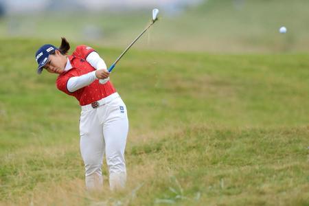 最終ラウンド、15番でラフからショットを放つ畑岡奈紗＝ロイヤルトルーンＧＣ（Ｒ＆Ａ提供・ゲッティ＝共同）