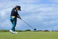 ティーショットを放つ上田桃子＝ロイヤルトルーンＧＣ（Ｒ＆Ａ提供・ゲッティ＝共同）