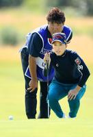 ラインを読む上田桃子＝ロイヤルトルーンＧＣ（Ｒ＆Ａ提供・ゲッティ＝共同）