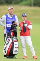 最終ラウンド、12番でグリーンの方向を見つめる畑岡奈紗（右）＝ロイヤルトルーンＧＣ（Ｒ＆Ａ提供・ゲッティ＝共同）