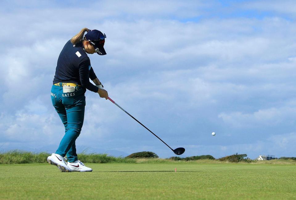 ティーショットを放つ上田桃子＝ロイヤルトルーンＧＣ（Ｒ＆Ａ提供・ゲッティ＝共同）