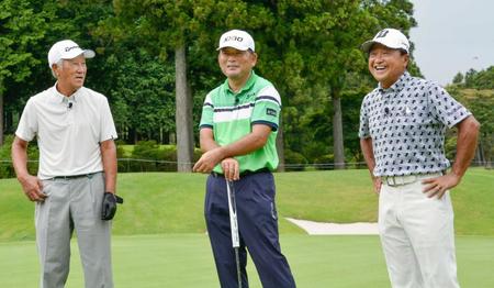 　「ドリーム・チャリティー・ゴルフ」のラウンド中に笑顔を見せる（左から）青木功、中嶋常幸、倉本昌弘