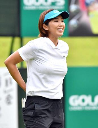 　７アンダー首位でホールアウトし笑顔の葭葉ルミ（代表撮影）
