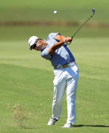 　最終ラウンド、ショットを放つ松山英樹。通算７アンダーで１５位（ゲッティ＝共同）