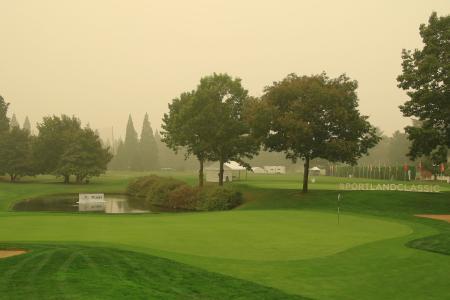 　山火事による大気汚染で空がかすむ、米女子ゴルフのポートランド・クラシックが行われるコース＝１５日、ポートランド（共同）
