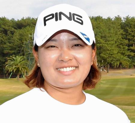 ２０１９年の「伊藤園レディスゴルフトーナメント」で優勝した鈴木愛