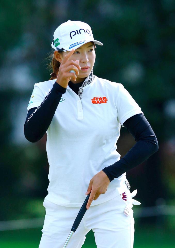 　６番でバーディーを決め、拍手に応える渋野日向子（共同）