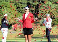 　優勝し、渋野日向子（後方右）らソーシャルディスタンスをとった仲間から祝福される原英莉花（撮影・高部洋祐）