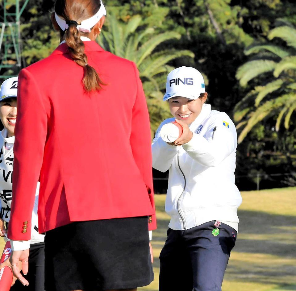 　原英莉花をクラッカーで狙う渋野日向子