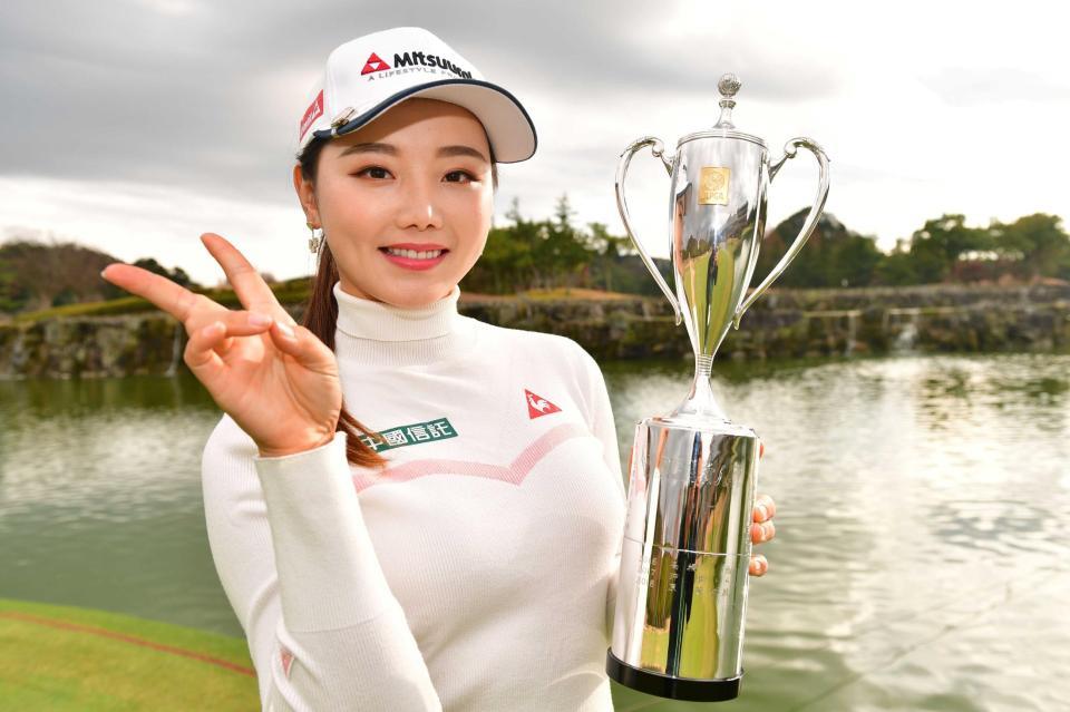 　新人戦を制し、トロフィーを持つセキ・ユウティン（ＪＬＰＧＡ提供）