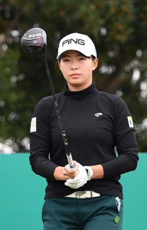 　１番、前方に目をやる渋野日向子（撮影・北村雅宏）
