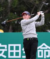 　１番、ティーショットを打つ岩井明愛（撮影・北村雅宏）