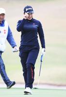 最終日、通算１０アンダーでホールアウトする小祝さくら＝鹿児島高牧ＣＣ