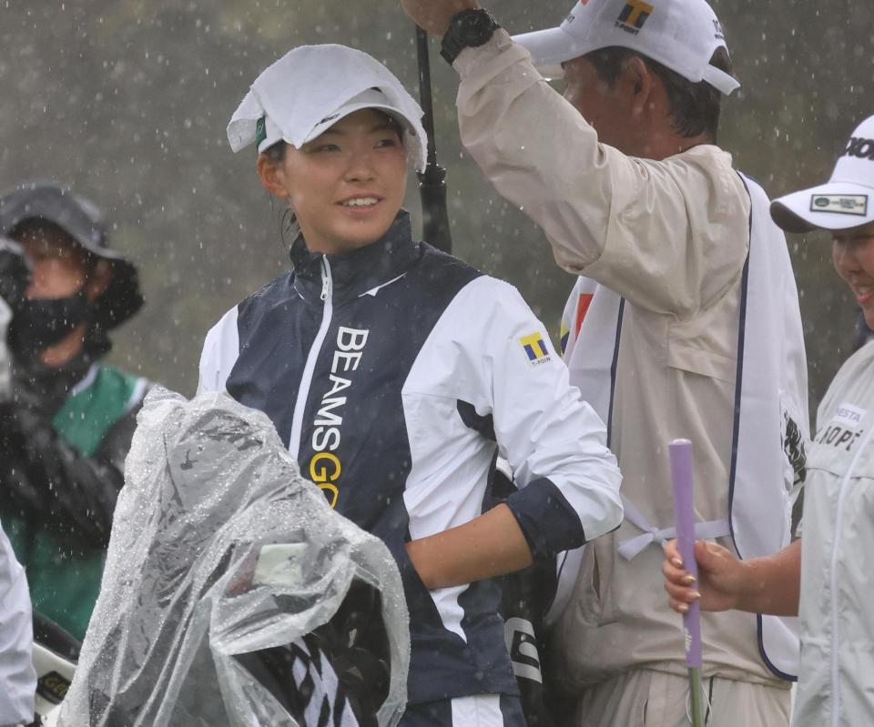 　第２日、激しい雨で、タオルを頭にのせる渋野日向子＝鹿児島高牧ＣＣ