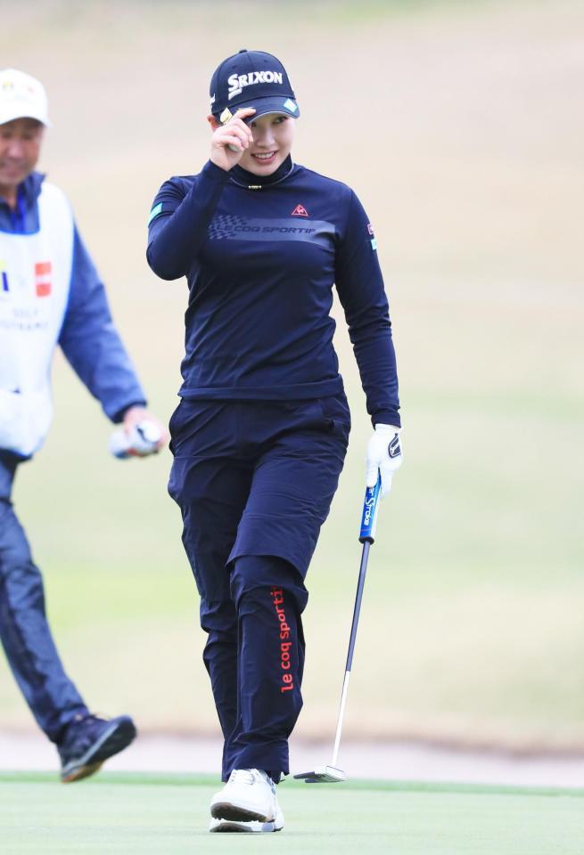 最終日、通算１０アンダーでホールアウトする小祝さくら＝鹿児島高牧ＣＣ