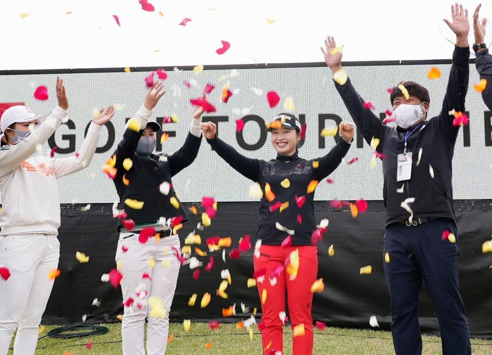 フラワーシャワーで祝福される小祝さくら（右から２人目）