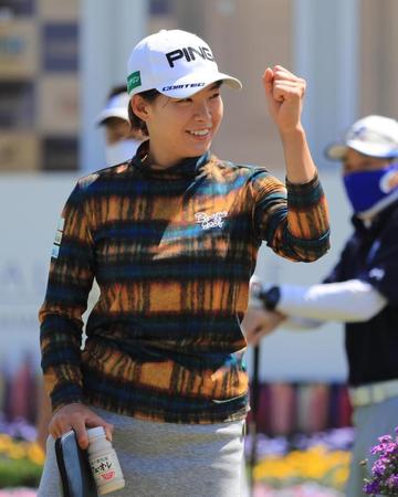 笑顔でプロアマ戦のラウンドをする渋野日向子＝宮崎・ＵＭＫＣＣ