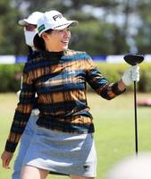 笑顔でプロアマ戦のラウンドをする渋野日向子