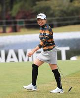 笑顔でプロアマ戦をラウンドする渋野日向子＝宮崎・ＵＭＫＣＣ