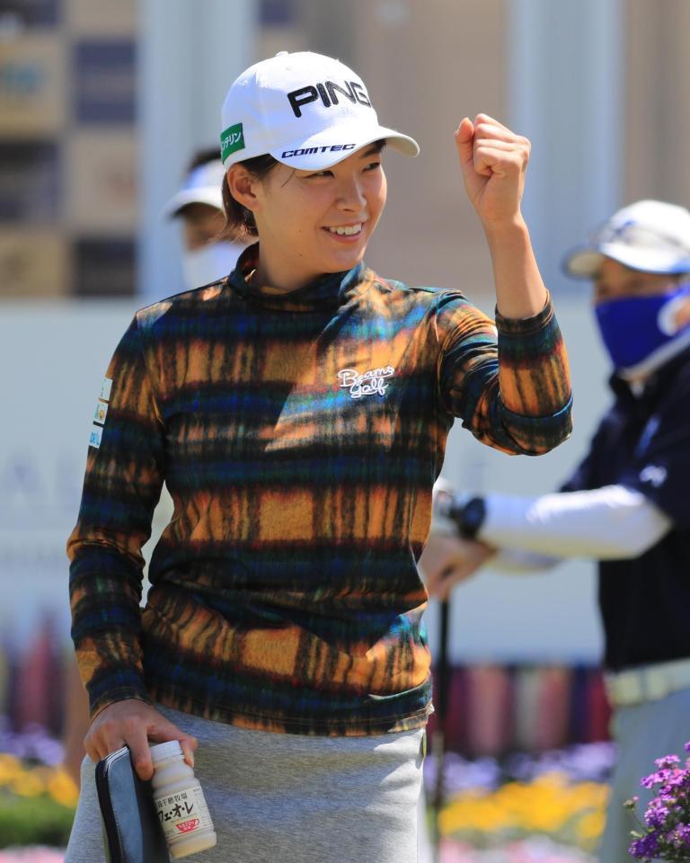 笑顔でプロアマ戦のラウンドをする渋野日向子＝宮崎・ＵＭＫＣＣ