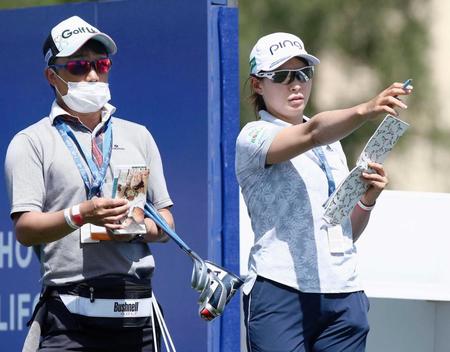 　練習ラウンドでコースを確認する渋野日向子（右）＝共同