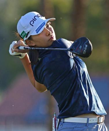 　第１ラウンド、11番でティーショットを放つ渋野日向子＝ミッションヒルズＣＣ（共同）