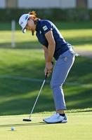 　第１ラウンド、11番でバーディーパットを決める渋野日向子＝ミッションヒルズＣＣ（共同）