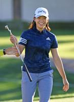 　第１ラウンド、11番でバーディーパットを決め、笑顔を見せる渋野日向子＝ミッションヒルズＣＣ（共同）