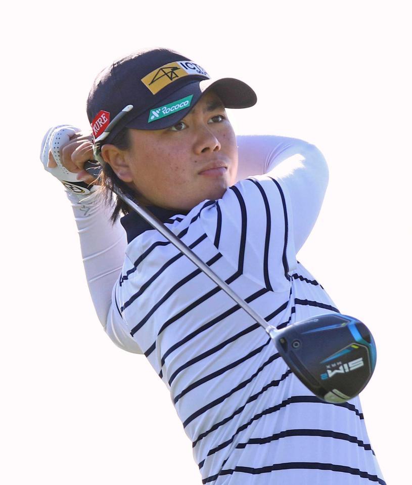 　１６番でティーショットを放つ笹生優花（共同）
