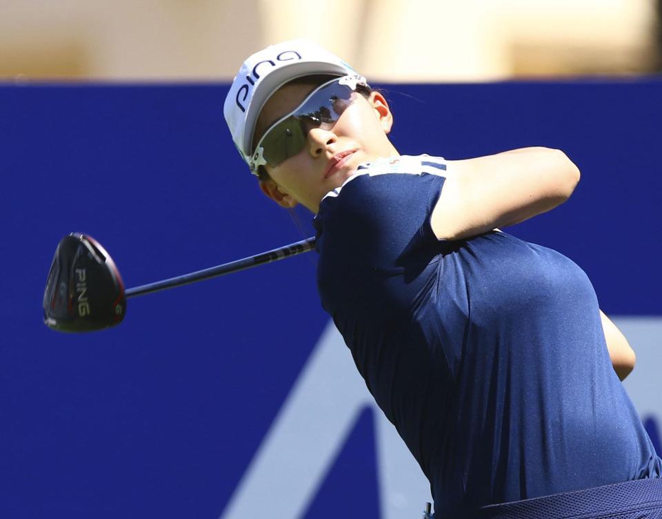 　第２ラウンド、１番でティーショットを放つ渋野日向子。通算２オーバー＝ミッションヒルズＣＣ（共同）