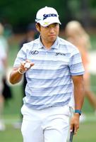 　第１ラウンド、ホールアウトし拍手に応える（共同）