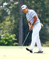 　第１ラウンド、８番でイーグルパットを決める松山英樹（共同）