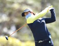 　１６番、ティーショットを打つ岡山絵里（撮影・北村雅宏）