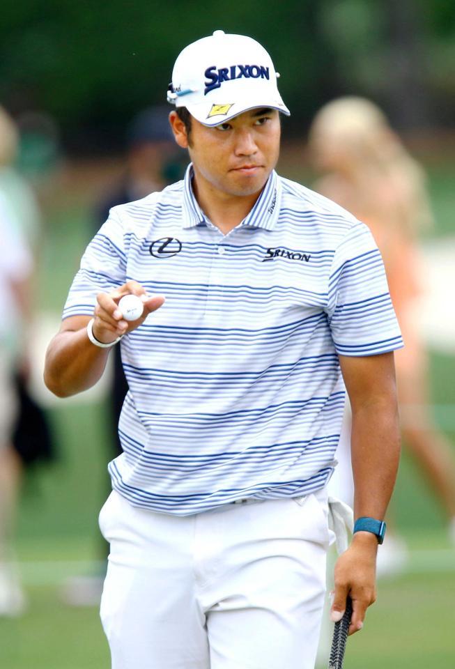 　第１ラウンド、ホールアウトし拍手に応える（共同）