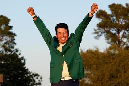 米ゴルフのマスターズ・トーナメントで、日本男子初のメジャー制覇を果たし、グリーンジャケットを着て両手を上げる松山英樹＝11日、米ジョージア州のオーガスタ・ナショナルＧＣ（ＡＰ＝共同）