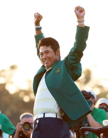 米ゴルフのマスターズ・トーナメントで、日本男子初のメジャー制覇を果たし、グリーンジャケットを着て両手を上げる松山英樹＝11日、米ジョージア州のオーガスタ・ナショナルＧＣ（ゲッティ＝共同）
