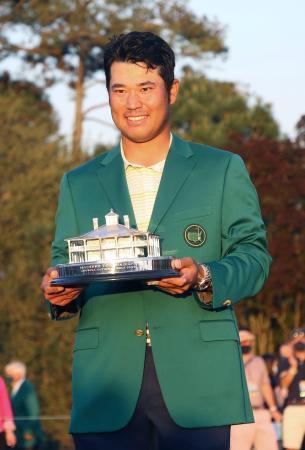 　米ゴルフのマスターズ・トーナメントで、日本男子初のメジャー制覇を果たし、トロフィーを手に笑顔の松山英樹＝１１日、米ジョージア州のオーガスタ・ナショナルＧＣ（共同）